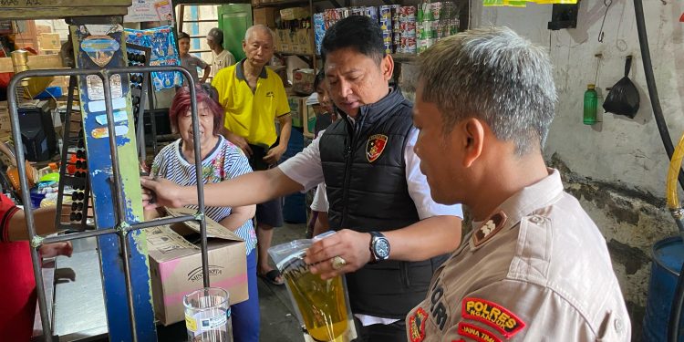 Sidak Satgas Pangan Polres Nganjuk Temukan Minyak Goreng Kemasan Berkurang Isi