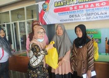 Pemdes Gempolan  Salurkan Bantuan Miskin  Ekstrim  . Kades Berharap Bisa Ringankan Kebutuhan