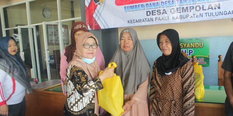 Pemdes Gempolan  Salurkan Bantuan Miskin  Ekstrim  . Kades Berharap Bisa Ringankan Kebutuhan