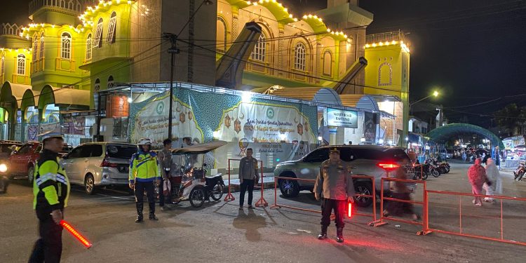 Kapolres Toraja Utara Pimpin Langsung Pengamanan Ibadah Sholat Tarawih di Masjid Agung Rantepao