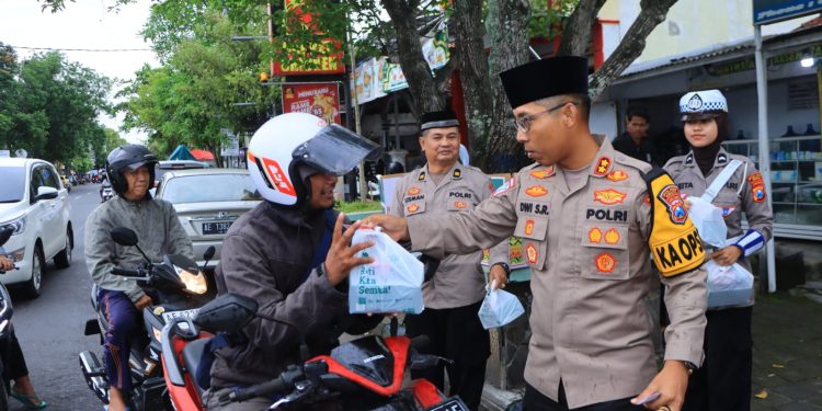 Kapolres Bersama Polwan Bagikan Takjil untuk Warga Ngawi