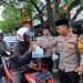 Kapolres Bersama Polwan Bagikan Takjil untuk Warga Ngawi
