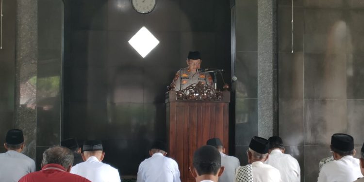 Sampaikan Pesan Kamtibmas Wakapolsek Pakel Pada Saat Menjadi Khatib salat Jumat