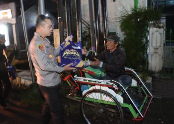 Ramadan Kasih, Sembari Patroli Kapolres Tulungagung Berbagi Sembako