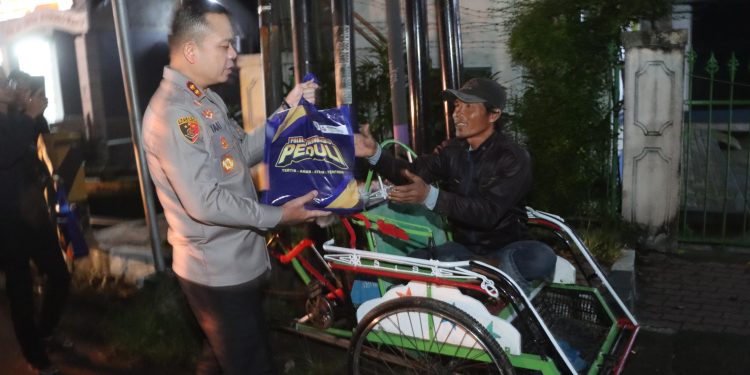 Ramadan Kasih, Sembari Patroli Kapolres Tulungagung Berbagi Sembako