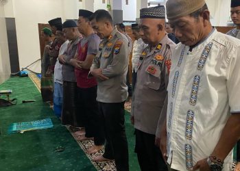 Kapolres Nganjuk dan Anggota Gelar Tarawih Bersama di Masjid Al-Ikhlas