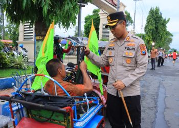 Abang Becak Bahagia Menerima Bingkisan dari Kapolres Ngawi