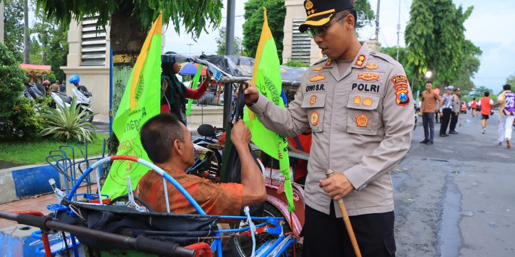Abang Becak Bahagia Menerima Bingkisan dari Kapolres Ngawi