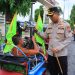 Abang Becak Bahagia Menerima Bingkisan dari Kapolres Ngawi