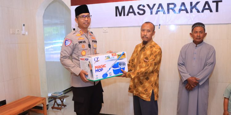 Polres Ngawi Beri Bansos ke Mushola Al Ikhlas Mantingan