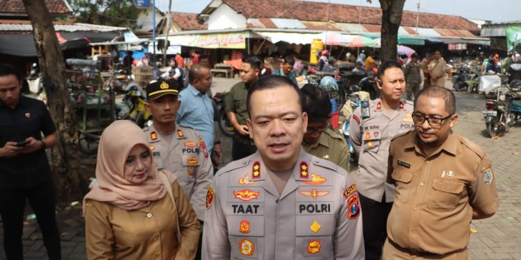 Pengecekan Harga dan Ketersediaan Bahan Pokok Oleh Kapolres Tulungagung Beserta Satgas Pangan Jelang Idhul Fitri