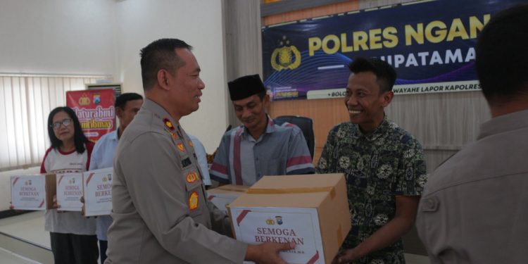 Polres Nganjuk Salurkan Bansos untuk Penyandang Disabilitas di Bulan Ramadan
