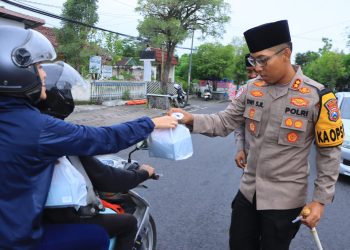 Bagikan Takjil, Kapolres Berpesan Ini ke Warga Ngawi