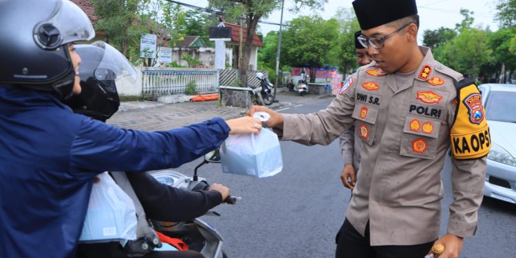 Bagikan Takjil, Kapolres Berpesan Ini ke Warga Ngawi