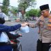 Bagikan Takjil, Kapolres Berpesan Ini ke Warga Ngawi