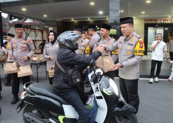 Merajut Kebersamaan, Polres Tulungagung Bersama Kodim 0807 Bagikan Takjil Kepada Warga