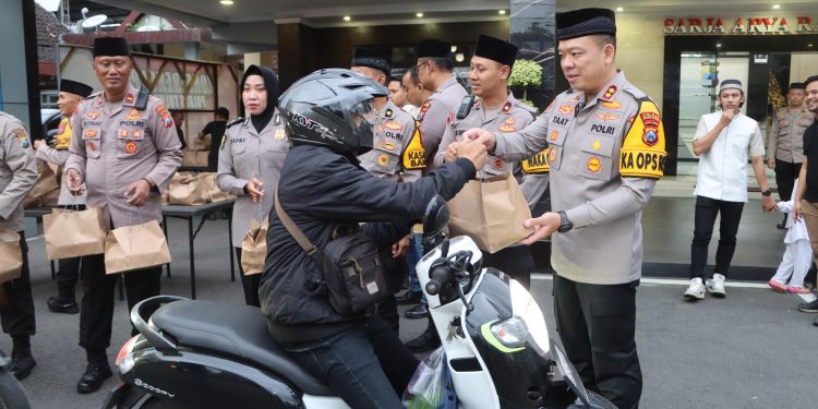 Merajut Kebersamaan, Polres Tulungagung Bersama Kodim 0807 Bagikan Takjil Kepada Warga