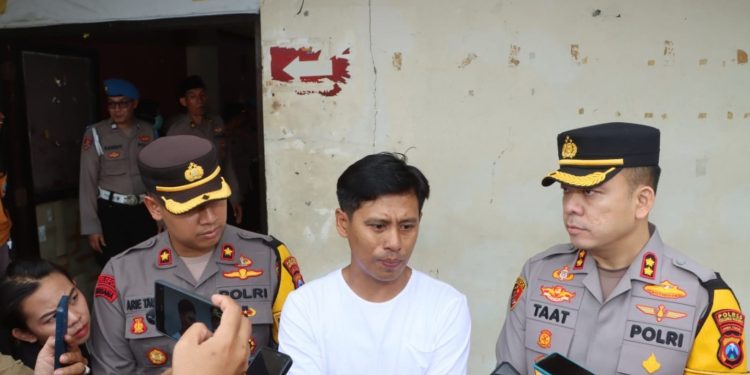 Kapolres Tulungagung Meninjau Pengamanan Pembagian 3.000 Paket Zakat Mal K-Cunk Motor di GOR Lembupeteng