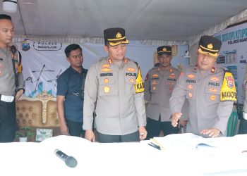 Pastikan Kesiapan Pengamanan, Kapolres Nganjuk dan Ketua Bhayangkari Kunjungi Pos Operasi Ketupat