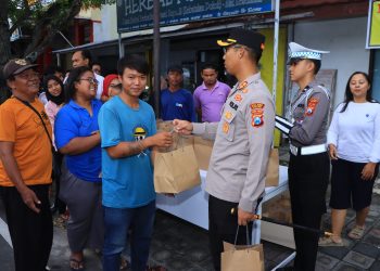 Kapolres Ngawi Sosialisasikan 110 Sembari Berbagi Takjil