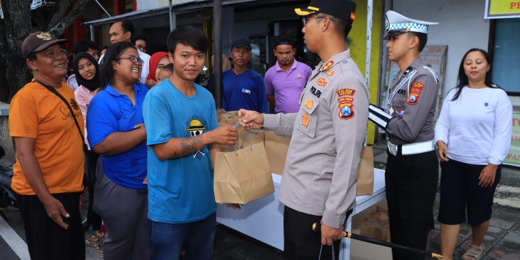 Kapolres Ngawi Sosialisasikan 110 Sembari Berbagi Takjil