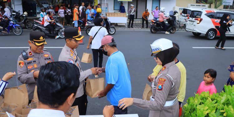Agenda Rutin, Polres Ngawi Berbagi Takjil