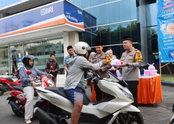 Kapolres dan Bank BRI Tulungagung Bagikan Takjil Bersama
