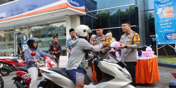 Kapolres dan Bank BRI Tulungagung Bagikan Takjil Bersama