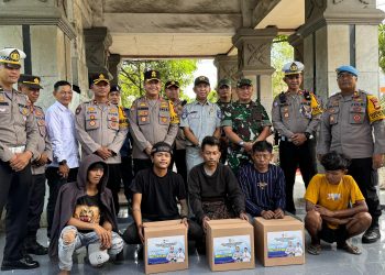 Kapolres Gowa Berbagi Paket Lebaran kepada Pengamen Jalanan di Perbatasan Gowa-Makassar