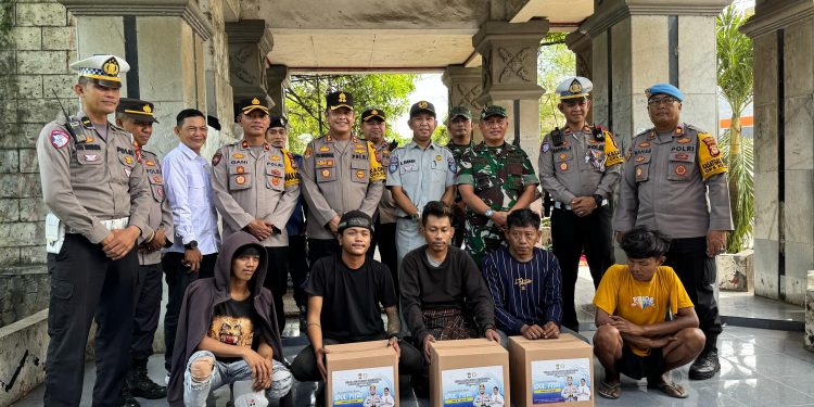 Kapolres Gowa Berbagi Paket Lebaran kepada Pengamen Jalanan di Perbatasan Gowa-Makassar