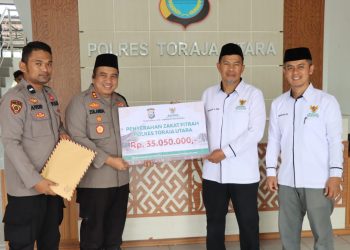 Kapolres Toraja Utara Serahkan Zakat Fitrah Personel Ke Baznas Jelang Hari Raya Idul Fitri 1446 H