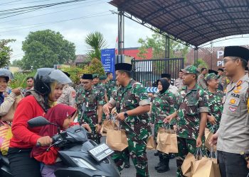 TNI Polri Berbagi Takjil di depan Polres Ngawi