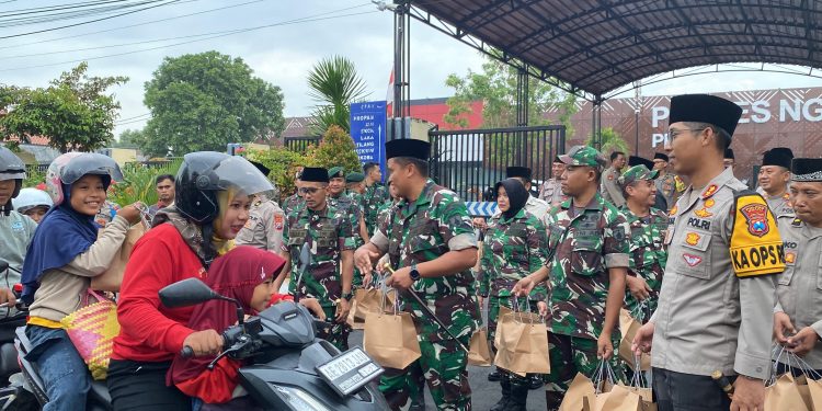 TNI Polri Berbagi Takjil di depan Polres Ngawi