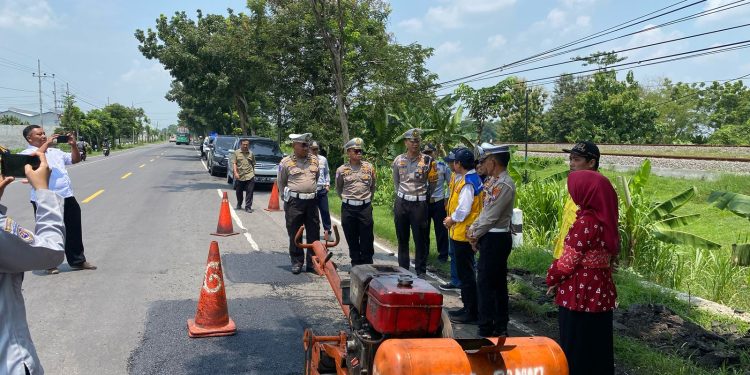 Polres Nganjuk Gelar Patroli Jalur Black Spot dan Mitigasi Palang Pintu KA Jelang Puncak Arus Mudik