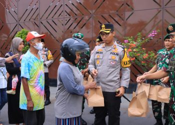 Perkuat Sinergitas, Kapolres Ngawi Bersama Dandim juga Danyon Berbagi Takjil