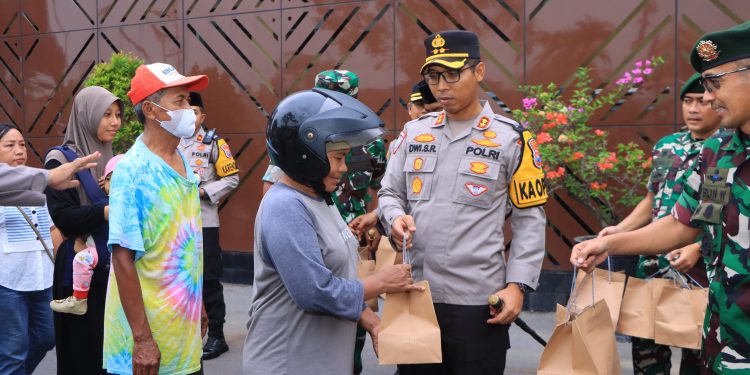 Perkuat Sinergitas, Kapolres Ngawi Bersama Dandim juga Danyon Berbagi Takjil