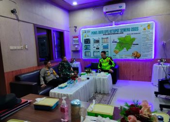 Kapolres Nganjuk dan Dandim 0810/Nganjuk Gelar Sahur On The Road, Pantau Arus Mudik via CCTV