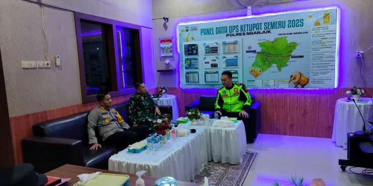 Kapolres Nganjuk dan Dandim 0810/Nganjuk Gelar Sahur On The Road, Pantau Arus Mudik via CCTV