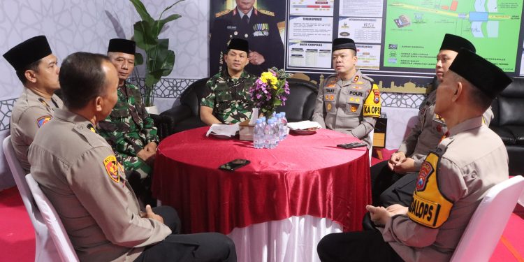 Perkuat Sinergisitas, Polres & Kodim 0807/Tulungagung Sahur Bersama di Posyan GOR Lembupeteng