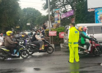 Kapolres Nganjuk Pimpin Penguraian Arus Balik di Simpang 4 Traffic Light Kertosono di Tengah Cuaca Ekstrem