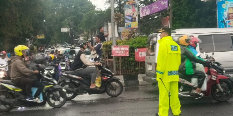Kapolres Nganjuk Pimpin Penguraian Arus Balik di Simpang 4 Traffic Light Kertosono di Tengah Cuaca Ekstrem