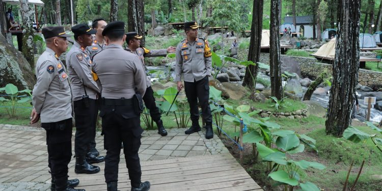 Libur Lebaran, Kapolres Pantau Wisata Jolotundo Pastikan Keamanan Pengunjung