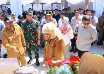 Kapolda Bersama Forkopimda Jatim Panen Raya Padi di Ngawi