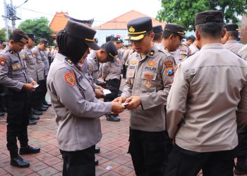 Tingkatkan Disiplin, Kapolres Ngawi Cek Sikap Tampang Anggota