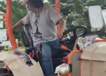 Wujudkan Swasembada Pangan, Bupati Takalar Daeng Manye Serahkan Bantuan Traktor Roda Empat