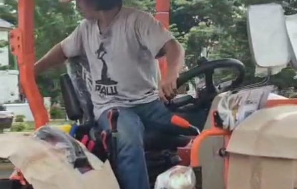 Wujudkan Swasembada Pangan, Bupati Takalar Daeng Manye Serahkan Bantuan Traktor Roda Empat