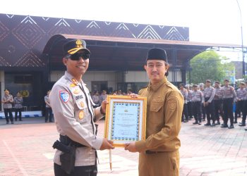 Kapolres Ngawi Beri Penghargaan Kepada Kades Sidorejo, Kendal