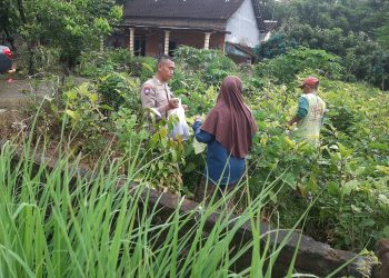 Dukung Ketahanan Pangan, Bhabinkamtibmas Polsek Baron Pantau Lahan Pekarangan Warga