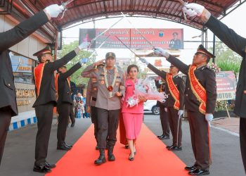 Kapolres Ngawi yang Baru Disambut Tari Orek-orek dan Pedang Pora