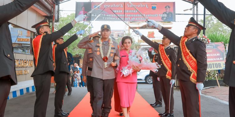 Kapolres Ngawi yang Baru Disambut Tari Orek-orek dan Pedang Pora